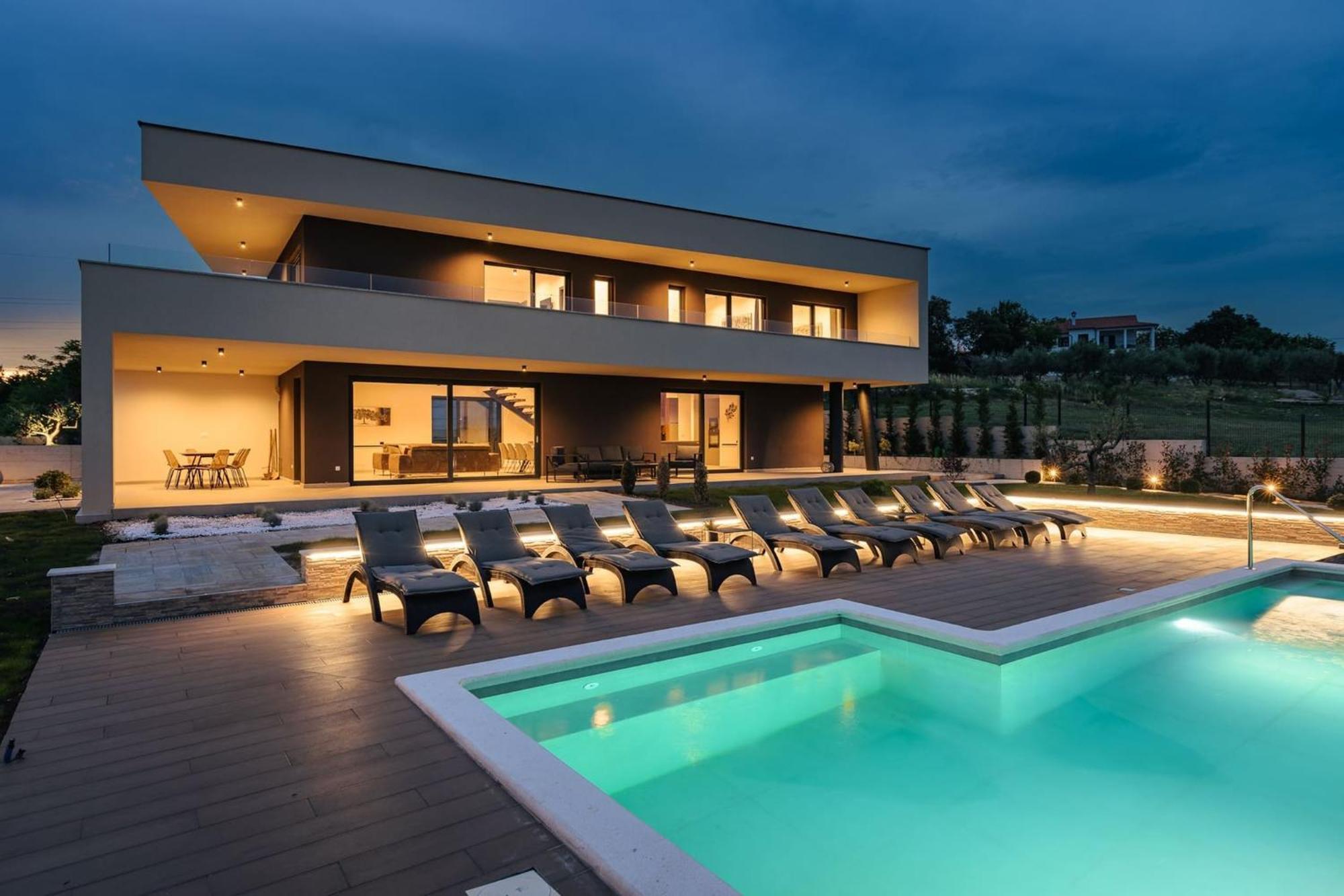 De La Vie With Heated Swimming Pool *